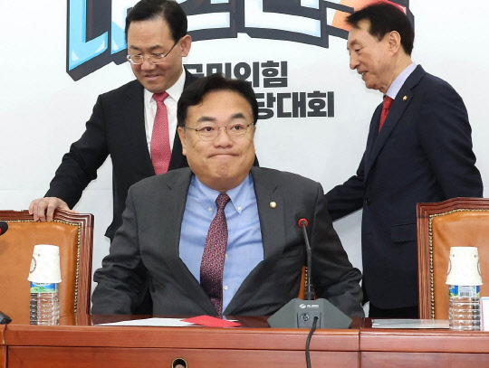 정진석(가운데) 국민의힘 비상대책위원장과 주호영(왼쪽) 원내대표, 성일종 정책위의장이 27일 국회에서 열린 비상대책위원회에 참석하고 있다. [연합뉴스]
